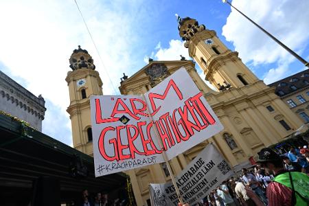 In München zieht ein Protestzug mit der Forderung nach günstigen Wohnraum und Lärmschutzzonen durch die Stadt.