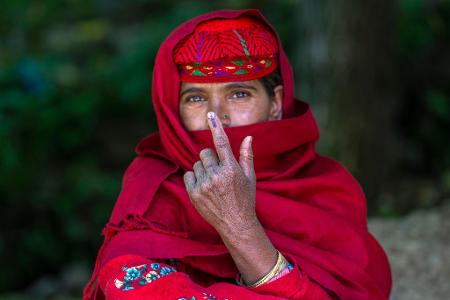 Fatima Begum zeigt den unauslöschlichen Tintenfleck auf ihrem Zeigefinger, nachdem sie im sechsten Wahlgang der indischen Parlamentswahlen ihre Stimme abgegeben hat.