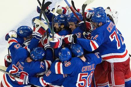 Die New York Rangers feiern nach dem Sieg gegen die Florida Panthers in der Verlängerung der Stanley-Cup-Playoffs in der NHL.