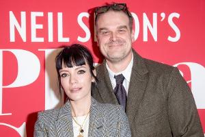 Lily Allen lässt Ehemann David Harbour ihr Smartphone kontrollieren