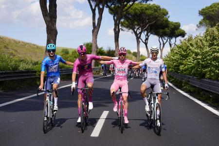 Sportsgeist im Viererpack: Gesamtführender Tadej Pogacar (im rosafarbenen Trikot) fährt Arm in Arm mit Giulio Pellizzari, Jonathan Milan und Antonio Tiberi auf der letzten Etappe des Giro d'Italia.