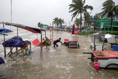 Land unter am Kuakata-Strand im Süden Bangladeschs. Dafür verantwortlich ist der herannahende Zyklon Remal, der nach Angaben des indischen Wetterdienstes am Abend an den Küsten des Landes eintreffen wird.
