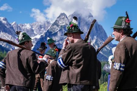 In ihrer traditionellen Tracht nehmen Schützen am 27. Alpenregionstreffen der Gebirgsschützen statt. Gefeiert wird vor der Kulisse des Wettersteingebirges in Garmisch-Partenkirchen.