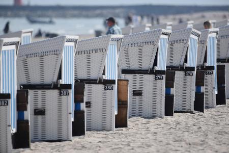 Verschlossene Strandkörbe stehen an dem ansonsten gut besuchtem Ostseestrand in Warnemünde. Das Wetter am letzten Mai-Wochenende ist an der deutschen Ostseeküste bereits sommerlich.