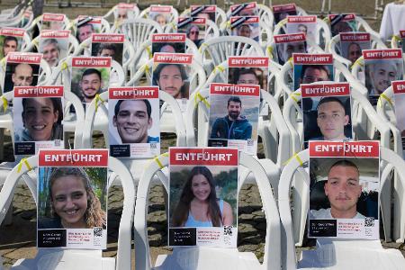 Noch immer werden Dutzende Geiseln der Hamas vermisst. Stühle mit den ihren Fotos stehen auf dem Bebelplatz in Berlin.