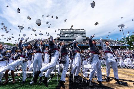 Absolventen der US-Militärakademie West Point werfen ihre Mützen in die Luft, nachdem die Abschlussfeier des Jahrgangs 2024 beendet ist.