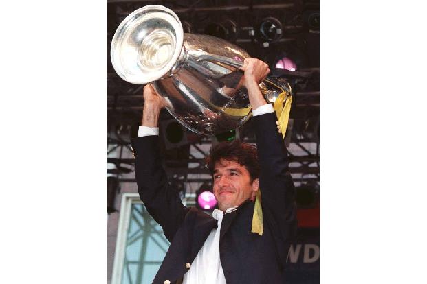 Karl-Heinz Riedle - Der zweifache Finaltorschütze ist Hotelbesitzer und Betreiber einer Fußballschule für Kinder. Außerdem ist er als internationaler Markenbotschafter für den BVB tätig und tritt immer wieder als TV-Experte auf.