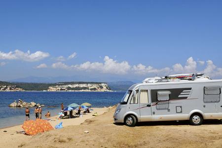 Am Strand stehendes Wohnmobil