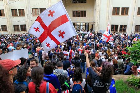 Tausende Georgier protestieren gegen umstrittenes Gesetz