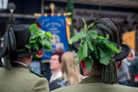 Zwei Schützen tragen beim 592. Schlappentag in Hof Hüte mit Eichenblättern. Das Fest ist eines der ältesten Schützen- und Handwerkerfeste Deutschlands.
