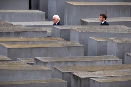 Frankreichs Präsident Emmanuel Macron (r), besucht zusammen mit Bundespräsident Frank-Walter Steinmeier das Holocaust Mahnmal, das Denkmal für die ermordeten Juden Europas.