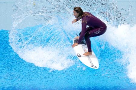 Eine Surferin testet vor der Eröffnung von Deutschlands erstem Surfpark die Anlage der O2 Surftown im oberbayerischen Hallbergmoos.