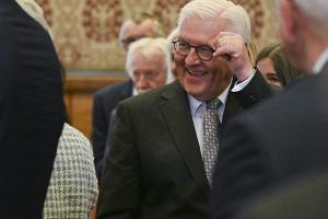 Steinmeier besucht DFB-Auswahl