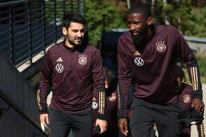 Gündogan und Rüdiger singen Fangesänge mit den "Bad Boys"