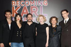 Mit Daniel Brühl: "Becoming Karl Lagerfeld" feiert Premiere in Paris