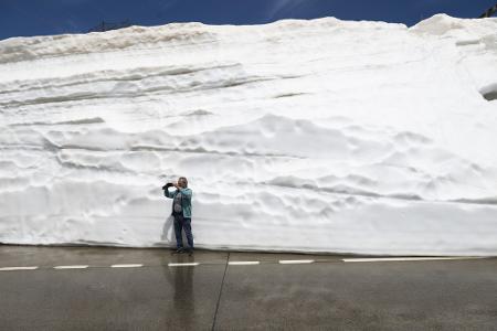 Eine Wand aus Schnee: Die Gotthardpassstraße ist nach der Wintersperre wiederöffnet worden.