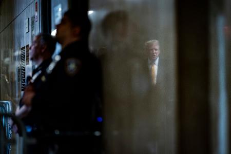 Fast scheint er sich zu verflüchtigen: Der ehemalige US-Präsident Donald Trump spiegelt sich an einer Wand wieder. In New York beraten derzeit zwölf Geschworene über ein Urteil. Trump wird die Verschleierung einer Schweigegeldzahlung an einen Pornostar vorgeworfen.