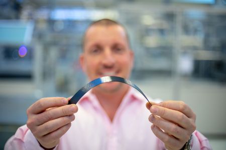 Mann hält solarzellenfolie in den händen
