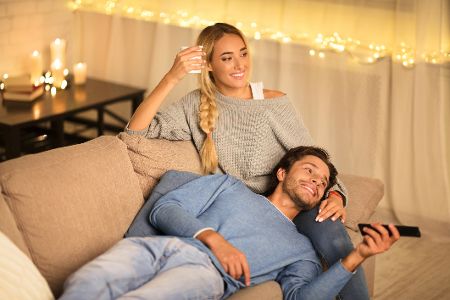 paar mit kerzenlicht auf dem sofa