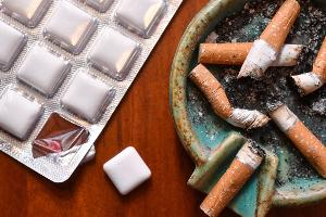 Nikotinkaugummis und -pflaster: Können sie süchtig machen?