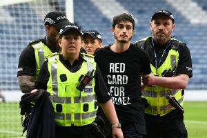 An den Pfosten gekettet: Anti-Israel-Protest in EM-Quali