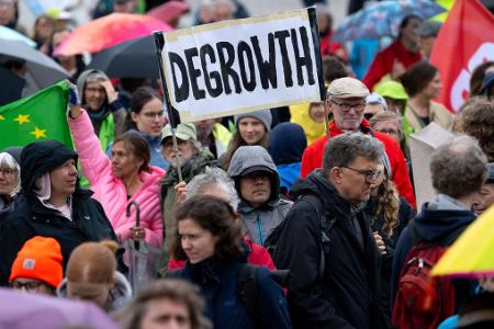 Zahlreiche Menschen nehmen auf dem Königsplatz in München an einer Demonstration zum Klimastreik teil.