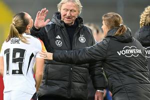 Hrubesch: "Zuschauer haben uns zurück aufs Pferd geholt"