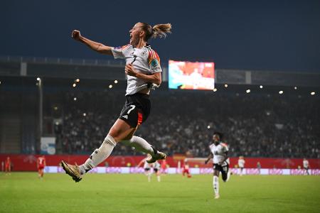 Deutschlands Lea Schüller jubelt über ihren Treffer zum 2:1. In der EM-Qualifikation besiegten die DFB-Frauen Polen im Rostocker Ostseestadion am Ende mit 4:1.