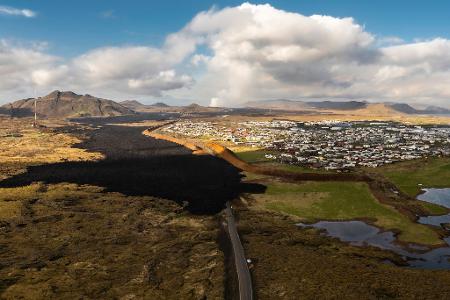 Ein Lavastrom hat eine Straße unter sich begraben. Nach einem erneuten Vulkanausbruch auf Island nördlich vom Küstenort Grindavík hat sich die Lage inzwischen wieder etwas beruhigt.