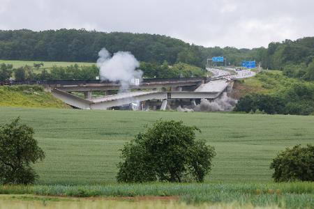 Das alte Teilbauwerk der Talbrücke Stettbach der A7 zwischen dem Autobahnkreuz Schweinfurt/Werneck und der Anschlussstelle Gramschatzer Wald wird gesprengt. Bis 2026 soll eine neue Brücke entstehen.