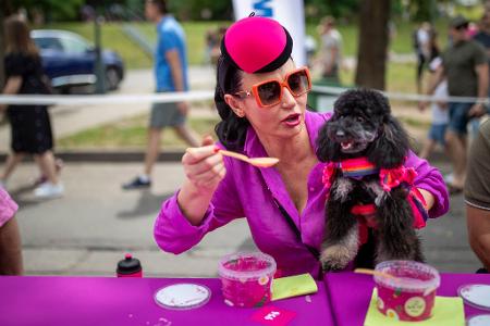 Wohl bekomms: Eine Frau bietet ihrem Hund während des Pink Soup Fest in Vilnius einen Löffel Saltibarsciai an. Die rosa Rübensuppe wird in Litauen traditionell in den Sommermonaten serviert.