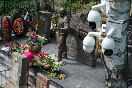Eine Frau legt Blumen am gut bewachten Grab des russischen Söldnerchefs Jewgeni Prigoschin nieder. Der ehemalige Chef der Wagner-Gruppe wäre heute 63 Jahre alt geworden, er starb im August vergangenen Jahres bei einem bisher ungeklärten Flugzeugabsturz.