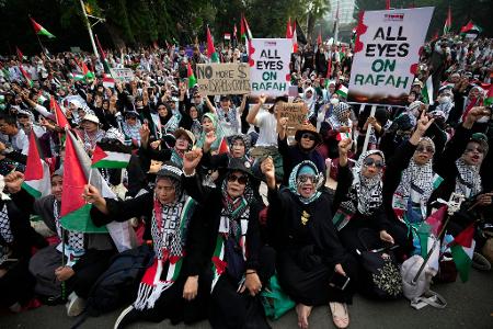 Vor der US-Botschaft in Indonesiens Hauptstadt Jakarta haben sich zahlreiche Menschen versammelt, um an einer Demonstrantion zur Unterstützung des palästinensischen Volkes im Gazastreifen teilzunehmen.