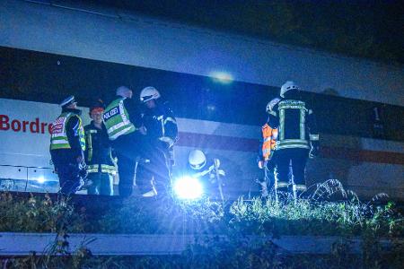 Zwei Waggons eines ICE mit 185 Passagieren an Bord sind im baden-württembergischen Schwäbisch Gmünd nach einem Erdrutsch entgleist. Die Passagiere blieben laut einem Bahnsprecher unverletzt und wurden in der Nacht aus dem Zug evakuiert.