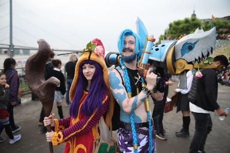 Zum Japan-Tag in Düsseldorf sind viele Tausend Besucherinnen und Besucher in fantasievoller Verkleidung durch die Stadt flaniert. Diese Teilnehmer haben sich als Figuren aus dem Videospiel League of Legends verkleidet.