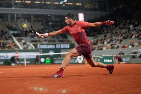 Der Tennis-Weltranglistenerste Novak Djokovic hat bei den French Open einen denkwürdigen Fünf-Satz-Krimi gewonnen. Der 37 Jahre alte Serbe verwandelte um 3:06 in der Nacht seinen ersten Matchball zum 7:5, 6:7 (6:8), 2:6, 6:3, 6:0 gegen den Italiener Lorenzo Musetti.