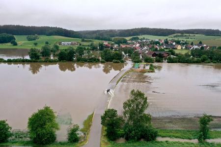 Hochwasser-Alarm: Feuerwehrmann stirbt, ICE entgleist