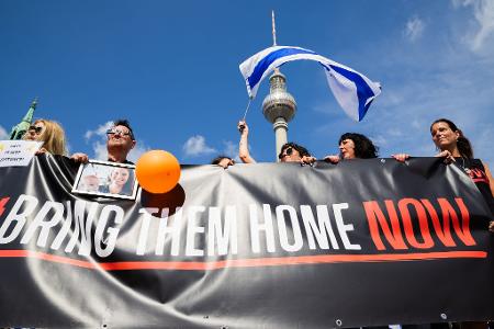 Sie protestieren für die Freilassung der von der Hamas verschleppten israelischen Geiseln: Teilnehmer des 