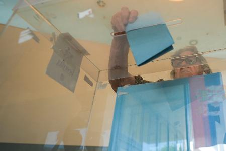 Wahltag in Serbien: Bei den Kommunalwahlen steckt eine Frau in Belgrad ihren Wahlzettel in die Urne.