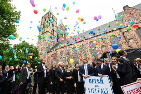 Bundespräsident Frank Walter-Steinmeier lässt zusammen mit Gästen 500 kunterbunte Luftballons nach einer Gedenkfeier zum fünften Todestag von Walter Lübcke in den Himmel vor der Martinskirche in Kassel steigen.