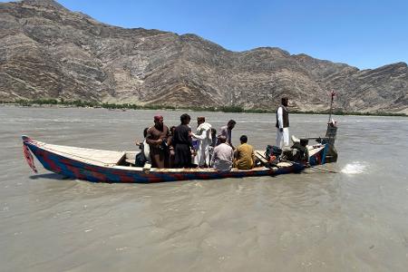 Rettungskräfte suchen auf einem Fluss im Bezirk Mohmand Dara in der afghanischen Provinz Nangarhar nach Überlebenden eines Bootsunglücks.