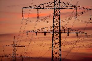 Stromnetzausbau: Lieber Freileitungen statt Erdkabel?