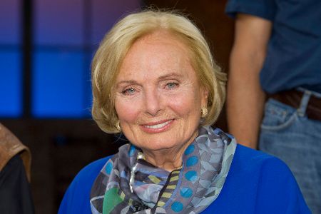 Alte Frau lächelt in Kamera