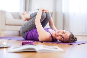 Gegen Rückenschmerzen: 3 Übungen für die Wirbelsäule