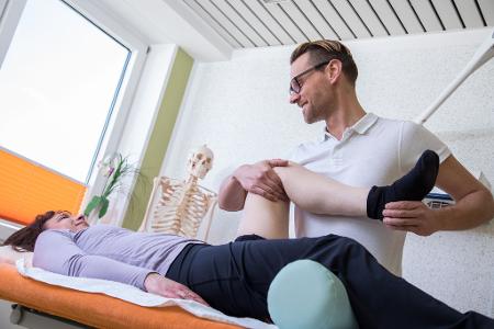Ein stabiles Muskelkorsett fürs Gelenk: Bei der Linderung von Knieschmerzen spielt Physiotherapie eine wichtige Rolle.