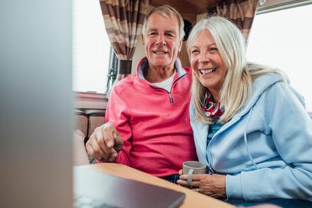 Internet im Wohnmobil mit zwei älteren Menschen