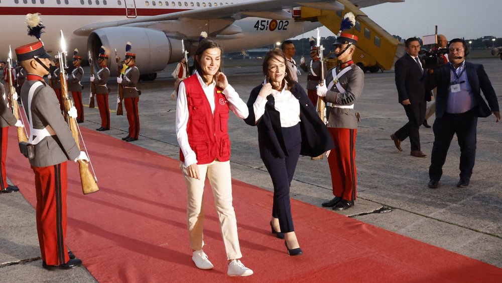 La reina Letizia de España inicia con buen humor su viaje en solitario