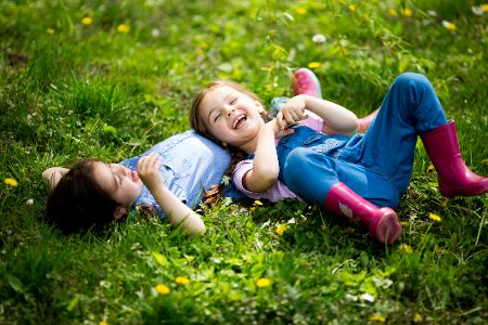 kinder liegen auf wiese