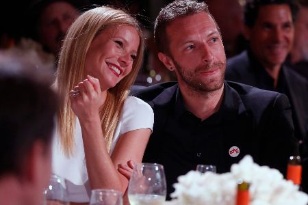 Mann und Frau sitzen nebeneinander an einem Tisch