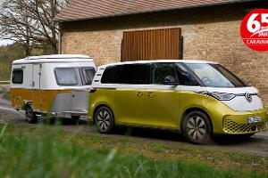 Elektro-Bulli und Kult-Wohnwagen im Gespann